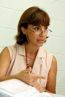 A professora Regina Maria de Souza, da Faculdade de Educação, coordenadora geral dos dois cursos: logística complexa (Foto: Antoninho Perri)