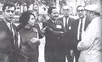 Da esq. para a dir., Vargas Lhosa e esposa, Carlos Fuentes, Juan Carlos Onetti, Emir Rodríguez Monegal e Neruda, em Nova York, em 1966