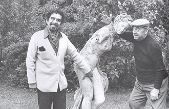 Com Gabriel García Márquez, na última viagem do poeta à França, em 1971, quando recebeu o Nobel  