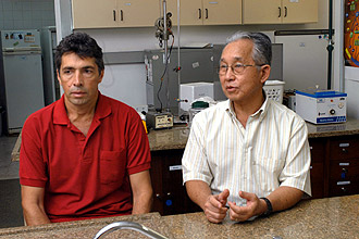 O professor Hiroshi Aoyama (à direita), coordenador da pesquisa, com Claudio Martín Jonsson, autor da tese (Foto: Antoninho Perri)