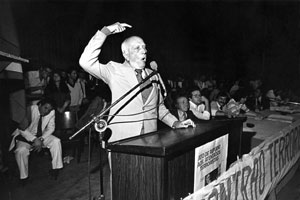 Ulysses Guimarães discursa em ato público contra os atentados, em São PAulo, em 11 de agosto de 1980 (Fundo Voz da Unidade). Fotos AEL/Fundo do Comitê Brasileiro pela Anistia.