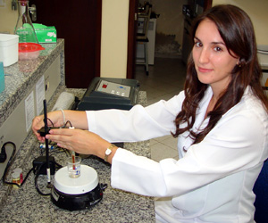 A cirurgiã-dentista Carolina Steiner Oliveira, autora da pesquisa, em laboratório da FOP: testes comprovam eficácia da aplicação (Foto: César Maia)