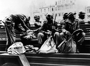 Polícia do Exército faz apreensão de livros nos anos 1960, em São Paulo: militares viam ações da intelectualidade de esquerda como parte de um movimento orquestrado por Moscou (Fotos: Antoninho Perri/Agência Estado)