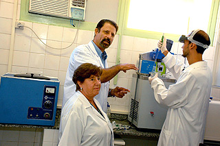 Os professores Ana Maria Aparecida Guaraldo e Luiz Augusto Corrêa Passos (centro), e o aluno de mestrado Rodrigo Labello Barbosa: resultado inédito (Foto: Antoninho Perri)