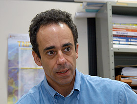 O professor Lício Velloso, coordenador das pesquisas: inibição de estresse reduz a inflamação e o nível de colesterol (Foto: Antonio Scarpinetti)