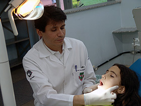 O cirurgião-dentista José Luis Muñante-Cárdenas, autor da tese, durante atendimento na FOP: pais devem ficar atentos (Foto: César Maia)