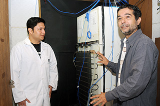 O professor Vivaldo Silveira Júnior (à dir.), orientador, e Mirko Chávez Gutiérrez, autor da tese: equipamento pode ser levado à escala industrial (Foto: Antonio Scarpinetti)