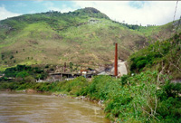 Usina de refino da Plumbum, no município paranaense de Adrianópolis, às margens do rio Ribeira