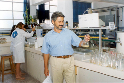 O professor Francisco Maugeri Filho em laboratório da FEA: bebida fermentada à base de soja em desenvolvimento