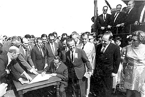 1966 - Castelo Branco, ao lado de Zeferino Vaz, assina a ata de lançamento da pedra fundamental. Foto: Siarq