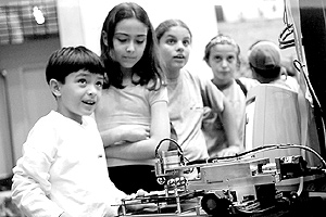 2001 - Mostra de Ciência e Tecnologia reúne mais de 100 mil pessoas no campus da Unicamp. Foto: Antoninho Perri.