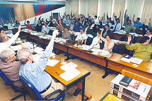 2004 - O Conselho Universitário aprova programa inédito para maior inclusão da escola pública. Foto: Antoninho Perri.