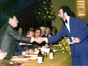 1976 - Recebendo das mãos do professor André Toselo o certificado de conclusão de curso