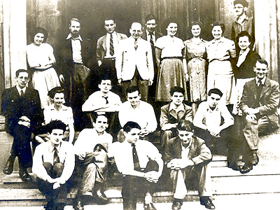 A equipe de Cecil Powell (na extrema esquerda) na Universidade de Bristol: Lattes (na fila do meio, ao centro), Occhialini ( segundo da dir. para esq., na primeira fila) e Camerini (à direita de Lattes, de gravata) estavam entre os colaboradores (Foto: Acervo de Cesar Lattes)