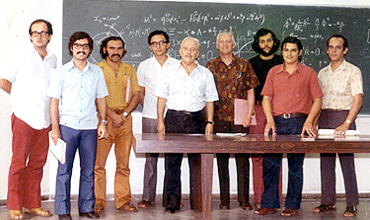 O professor Gleb Wataghin (ao centro), em sala de aula do Instituto de Física, na década de 70: formador de gerações de pesquisadores (Foto: Acervo de Cesar Lattes)
