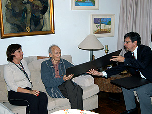 O reitor Brito Cruz entrega a Cesar Lattes os títulos de Doutor Honoris Causa e de professor emérito, em outubro de 2004 (Foto: Antoninho Perri)