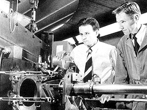 Cesar Lattes e Eugene Gardner observam o cíclotron de 184": o brasileiro dominava a técnica das emulsões nucleares e o norte-americano conhecia o desempenho do acelerador (Acervo de Cesar Lattes)