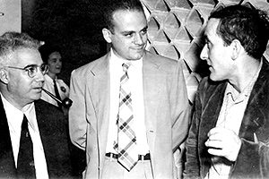 Cesar Lattes (centro) e Giuseppe Occhialini (à direita), parceiros em Bristol, com Joaquim Costa Ribeiro durante o Simpósio sobre Novas Técnicas de Física, realizado em 1952 no Rio e em São Paulo: em pauta, a produção da energia nuclear (MAST/Arquivo de História da Ciência)