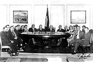 Primeira reunião do Conselho Deliberativo do CNPq, realizada em abril de 1951, no Rio de Janeiro: divisão entre nacionalistas e não-nacionalistas (MAST/Arquivo de História da Ciência)
