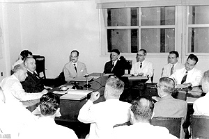 Cesar Lattes (junto à janela), em reunião do Conselho Deliberativo do CNPq, em 1952: silêncio e impaciência para suportar reuniões infindáveis (MAST/Arquivo de História da Ciência)