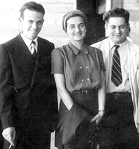 O professor Mário Schenberg (à direita), com Martha e Cesar Lattes, em 1948: convite para o retorno à USP (Acervo de Cesar Lattes)