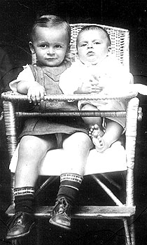1924 - Aos cinco meses, com o único irmão, David