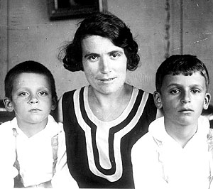 1933 - Com a mãe, carolina Maria, e o irmão David