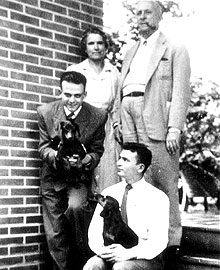 1942 - Com a família e o cachorro de estimação