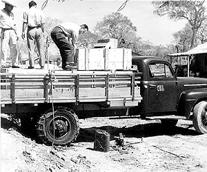 1953 - Ajustando carga de equipamentos a caminho da Bolívia