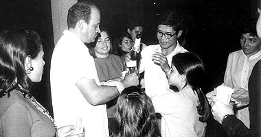 Cesar Lattes comemora com os colegas, em 1969, a revelação dos filmes que mostraram o fenômeno de Andrômeda (destaque) pelos integrantes da Cooperação Brasil-Japão