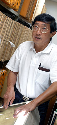 O professor e pesquisdor Edison Shibuya no laboratório onde são guardadas as chapas