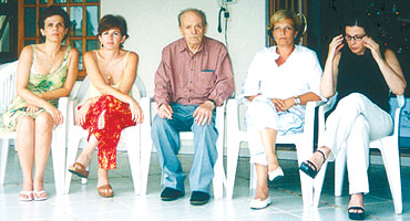 Cesar Lattes e as quatro filhas em 2002: pai investia no conhecimento