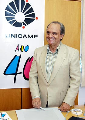 O professor Carlos Fernandes, autor da marca alegórica dos 40 anos (Foto:  Antoninho Perri)