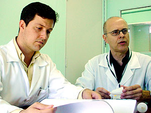 O médico Alexandre Garcia de Lima e o professor Alfio José Tincani: no estudo, válvula foi usada em 22 pacientes (Foto: Antonio Scarpinetti) 