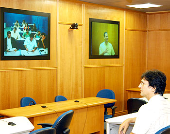 O professor André Tosi Furtado assistente à primeira aula por videoconferência: aprendizado simultâneo por pós-graduandos da Unicamp e do Cefet em Cuiabá (Foto: Antoninho Perri)