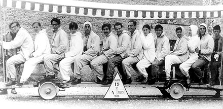 Grupo de alunos da segunda turma da FCM em viagem a Salzburg, Áustria, em 4 de agosto de 1968 (Fotos: Acervo Histórico do Arquivo Central (Siarq))