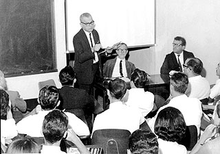 Aula  inaugural solene de instalação da FCM, em 20 de maio de 1963, com a participação do professor Bernardo Beiguelman, sentado de frente à direita
