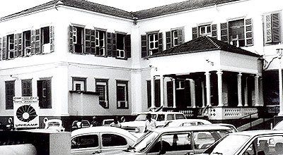 Pátio da Santa Casa em 1963, com a placa da Unicamp: local de aulas de clínica médica e de treinamento cirúrgico