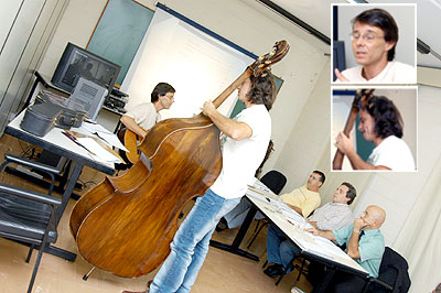 O violinista Alexis Bittencourt e o baixista José Alexandre Carvalho: dueto na defesa de mestrado, depois de acompanhar Alcione e Seu Jorge até madrugada. (Fotos: Antonio Scarpinetti)
