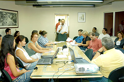 João Frederico Meyer, diretor do Imecc, fala em reunião na Unicamp com matemáticos, biólogos, veterinários e ornitólogos: “Queremos estar preparados”.(Fotos: Antoninho Perri)