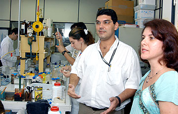 Os biólogos Marcelo Brocchi e Fabiana Fantinatti-Garboggini em laboratório do IB: saindo dos microorganismos para seqüenciar o genoma de um organismo superior (Foto: Antoninho Perri)