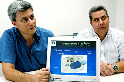 Os engenheiros Vicente Gomes de Oliveira Júnior e Dagoberto Gregório: desenvolvendo tecnologia nacional para beneficiar os amputados. (Fotos: Antoninho Perri)