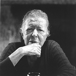 Hilda Hilst: na opinião de Pécora, a poesia da escritora posterior à prosa "ganha muito em intensidede e em variedade de registro"