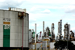Vista da Replan, maior refinaria do país: estudo sugere ações para a  gestão de emissões (Foto: Antoninho Perri)