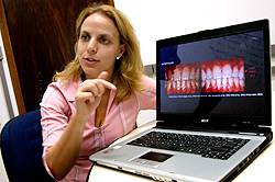 A dentista Vanessa Cavalli: analisando os efeitos colaterais dos agentes clareadores em dentes saudáveis e em amostras com lesão inicial de cárie (Foto: Antoninho Perri)