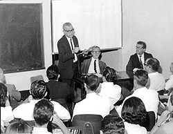 Aula inaugural da FCM, em maio de 1963, ano em que a unidade se instalou na Maternidade de Campinas: segundo a tese, prioridade no período era a consolidação do curso e das disciplinas