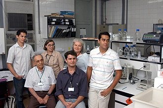 Os professores Luiz Augusto Magalhães (sentado, à esquerda), Iscia Lopes-Cendes (em pé, à esq.) e Eliana Maria  (Foto: Antoninho Perri)