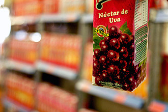 Suco de uva exposto em supermercado: engenheira de alimentos analisou teores de dois grupos de polifenóis (Foto: Divulgação)