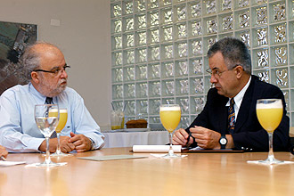 Tadeu (à esquerda) e Arriola durante encontro na Reitoria: cátedra prevê intercâmbio de docentes (Foto: Antônio Scarpinetti)