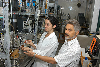 O professor Francisco Maugeri Filho e a pesquisadora Elizama Aguiar de Oliveira: enzimas têm grande potencial de aplicação (Foto: Antoninho Perri)